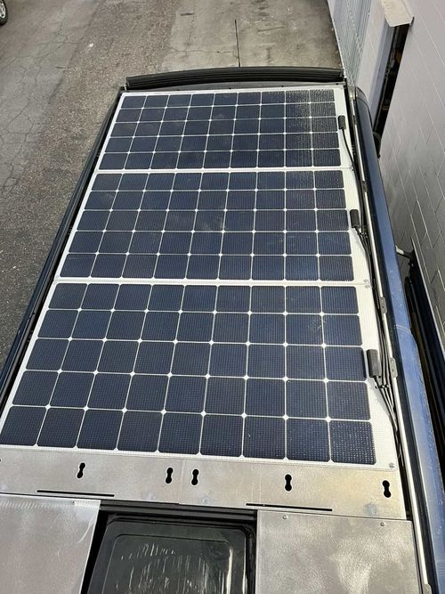 Application de panneaux solaires sur le toit d'un camping-car
