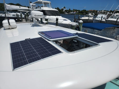Application de modules solaires sur le pont des navires