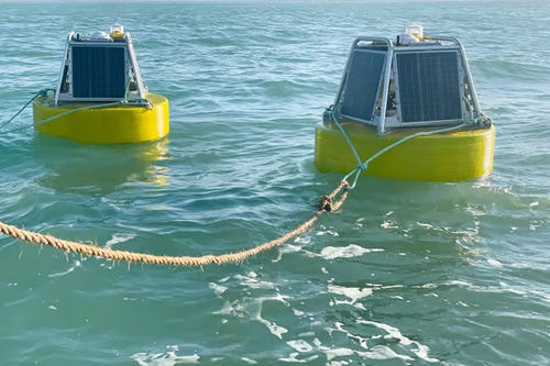 Installation par le client d'un panneau solaire semi-rigide pour navire