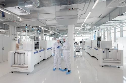 Dernières nouvelles de l'entreprise Les chercheurs du Fraunhofer ISE utilisent l'impression à écran fin pour réduire l'argent dans les cellules HJT